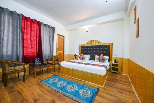 1 dormitorio con 1 cama, mesa y sillas en FabHotel Paradise Guest House en Bashist