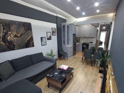 uma sala de estar com um sofá e uma mesa em Central 3 Modern Apartment with free parking em Serres