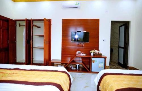 pokój hotelowy z dwoma łóżkami i telewizorem w obiekcie Nhà hàng 34 Nga Lượng Cao Bằng w mieście Cao Bằng