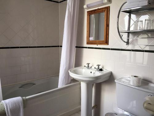 Koupelna v ubytování O Donovans Hotel