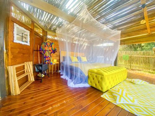 赫盧赫盧韋的住宿－Hluhluwe Bush Camp Glamping Village，帐篷内一间卧室,配有一张床
