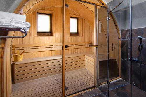 a sauna with a glass shower in a room at Vigor Cappadocia - Special Class in Uchisar