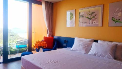 1 dormitorio con cama blanca y ventana en Flamingo Hải Tiến, en Thanh Hóa
