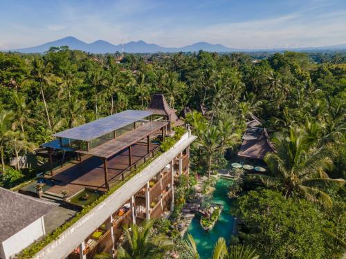 una vista aerea di un resort nella giungla di Arkamara Dijiwa Ubud ad Ubud