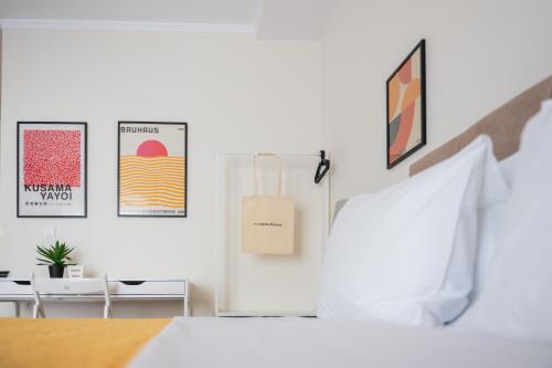 Harmony Stay Center Xanthi - Meno Homes 6A في كسانتي: غرفة نوم مع سرير وملصقات على الحائط