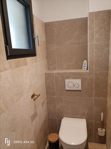 une salle de bain avec toilettes et fenêtre dans l'établissement Maison Neuf en Provence, à Monteux