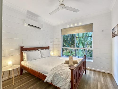 een slaapkamer met een bed en een raam bij 4 Bedroom House in Arcadia with huge Pool and Wifi 'Brookehaven' in Arcadia