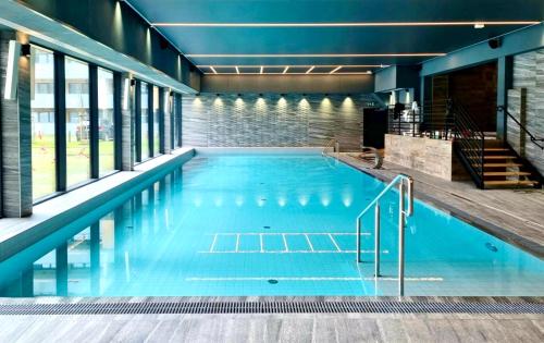 Bazén v ubytovaní FARO Apartamenty Kasprowicza 20 BASEN w cenie SCHWIMMBAD im Preis alebo v jeho blízkosti