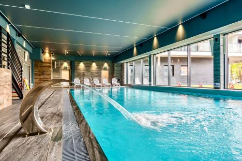 basen ze zjeżdżalnią wodną w budynku w obiekcie FARO Apartamenty Kasprowicza 20 BASEN w cenie SCHWIMMBAD im Preis w Kołobrzegu