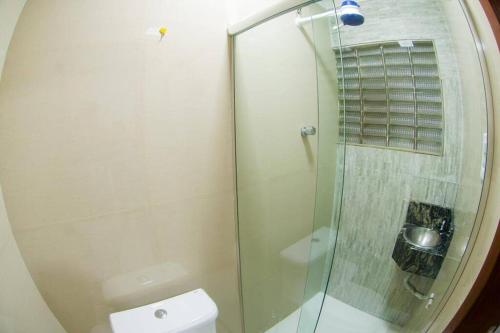 un bagno con doccia in vetro e WC di Temporada centro de Manaus, luxo e conforto 703 a Manaus