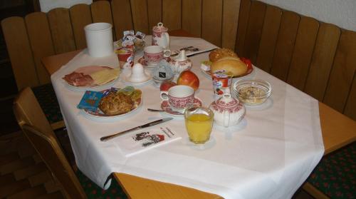 stół z jedzeniem i napojami na górze w obiekcie Pension Williams w mieście Seebach