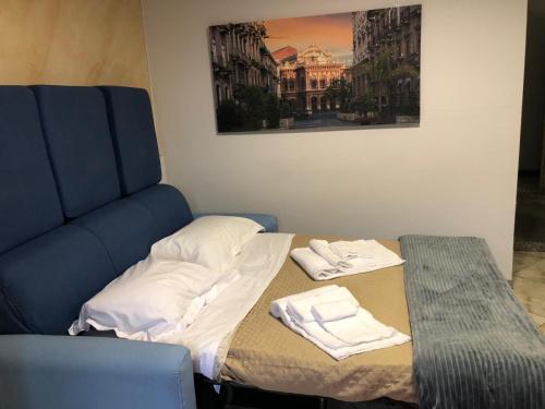 Una cama con toallas encima. en Appartament casa dei limoni, en Catania