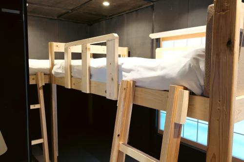 a couple of bunk beds in a room at 万雷ホテル in Tokyo