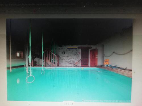 une grande piscine avec dans l'établissement maison de campagne, à Saint-Bris-des-Bois
