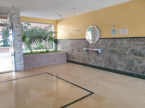 La EstaciónにあるEdificio Playa Ribera MED001の石の壁と鏡のある空の部屋