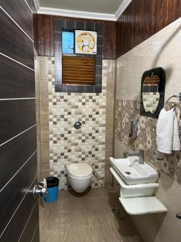 Cozy homestay Varanasi tesisinde bir banyo