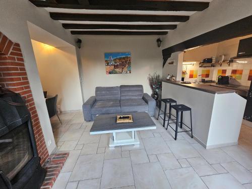 un salon avec un canapé et une table dans l'établissement Le Vinci /Maison près du château, à Amboise