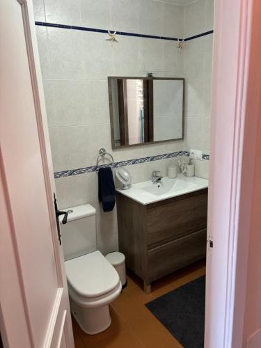 PEQUEÑO PARAISO في كالا ذاور: حمام مع مرحاض ومغسلة ومرآة