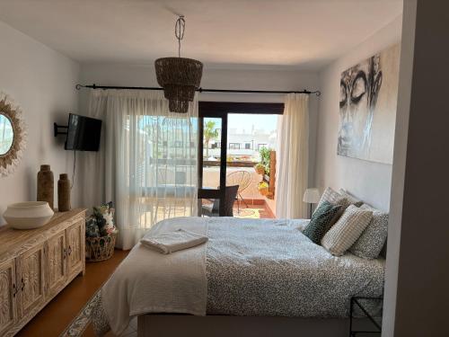 Schlafzimmer mit einem Bett und Blick auf einen Innenhof in der Unterkunft PEQUEÑO PARAISO in Cala d´Or
