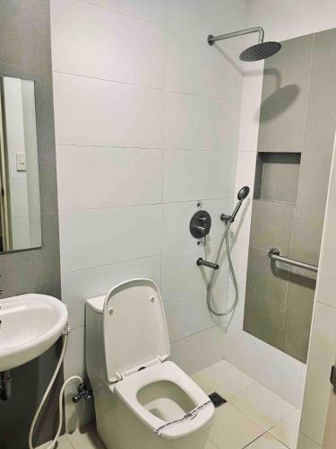 Hotel Sogo - Dau, Pampanga في انجلس: حمام مع مرحاض ومغسلة
