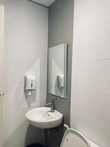 アンヘレスにあるHotel Sogo - Dau, Pampangaのバスルーム(洗面台、トイレ、鏡付)