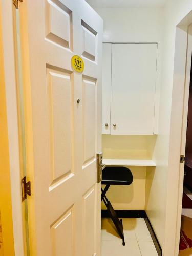 una porta che conduce a una camera con scrivania e sedia di Hotel Sogo - Dau, Pampanga a Angeles