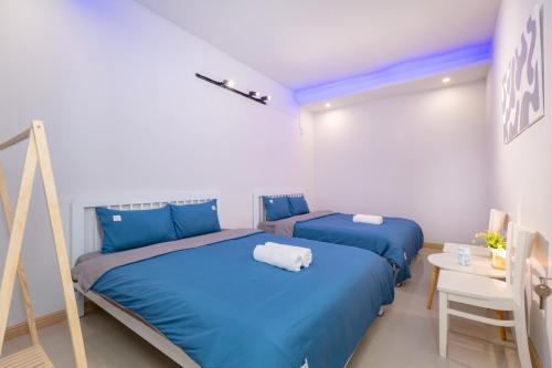 頭頓的住宿－165A Nice Apartment VT，小客房内的两张床,配有蓝色的床单