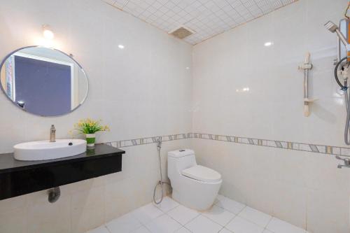 頭頓的住宿－165A Nice Apartment VT，一间带卫生间、水槽和镜子的浴室