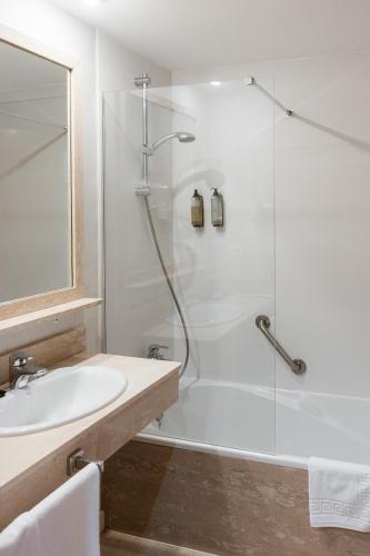 a bathroom with a shower and a sink at Villa Covelo in Poio