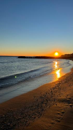 - une plage au coucher du soleil sur l'eau dans l'établissement Appartement T2 de 51m3 à Palavas-les-flots, à Palavas-les-Flots