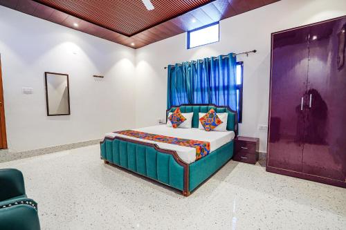Giường trong phòng chung tại FabExpress Savitri Resort