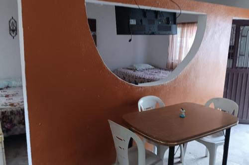 mesa y sillas en una habitación con espejo en Quinta Los Tercos, en Santiago