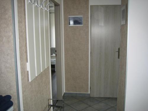 een hal met een deur en een spiegel bij Apartmány Polepy in Polepy