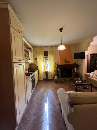 a living room with a couch and a kitchen at Villa Maria Caterina in Paterno