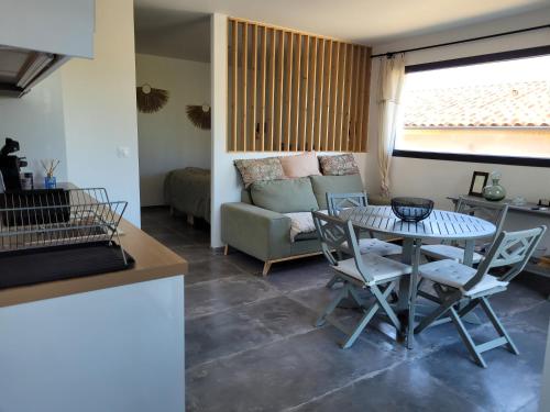 un salon avec une table et un canapé dans l'établissement Gîte au pied du mont ventoux, à Bédoin