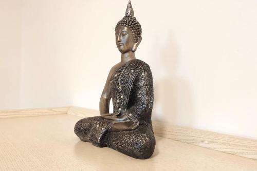 a statue of a woman sitting on a floor at renoviertes Reihenhaus am Radweg in Lignano in Bevazzana