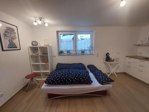 1 dormitorio con cama con almohadas y ventana en Wyhler Kunterbunt, en Wyhl