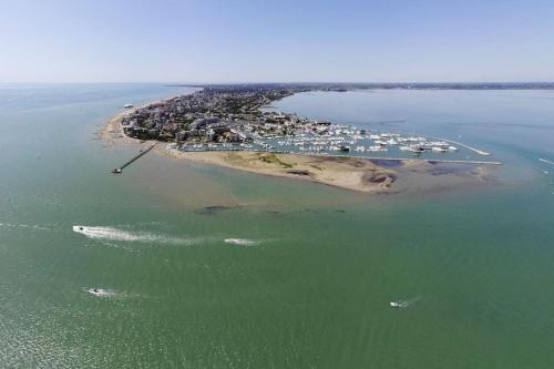 an aerial view of a small island in the water at renoviertes Reihenhaus am Radweg in Lignano in Bevazzana