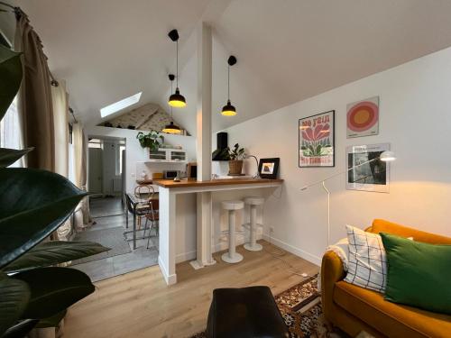 un salon avec une table et un canapé dans l'établissement La Parenthèse - Bois-le-Roi, forêt de Fontainebleau, à Bois-le-Roi