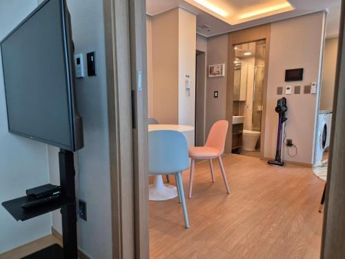 Televisyen dan/atau pusat hiburan di The solid residence - Elbon the stay by haeundae