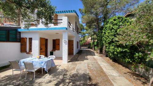 a table and chairs in front of a house at Casa del Mare in Solanas