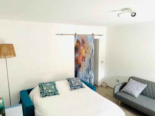 une chambre avec un lit et un canapé dans l'établissement Casa Beluga, à Pisciotta