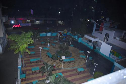 una vista aérea de un patio por la noche en Solis Stay, en Solapur