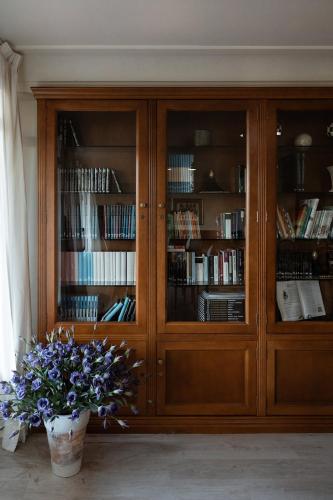 a large wooden cabinet with books and a potted plant at Villa Covelo in Poio