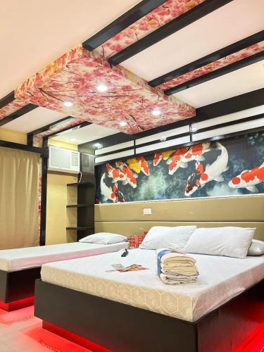 um quarto com duas camas e um quadro na parede em Hotel Sogo Sta Rosa em Santa Rosa