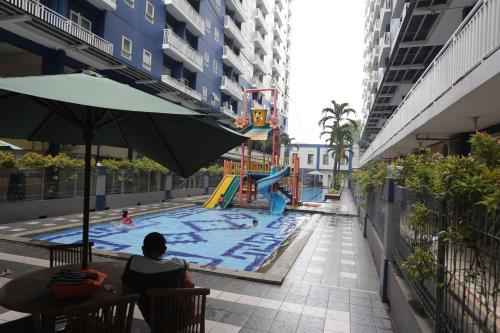 Bazén v ubytování Apartemen Springlake Summarecon Bekasi By 3k nebo v jeho okolí