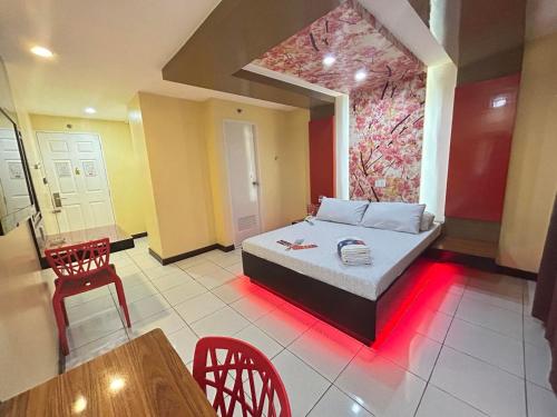um quarto com uma cama, uma mesa e cadeiras em Hotel Sogo Sta Rosa em Santa Rosa