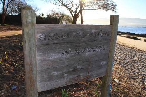 a wooden sign on the beach with writing on it at Villa Covelo in Poio