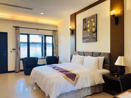 a hotel room with a bed and a window at Kenting Summerland Garden Resort in Eluan