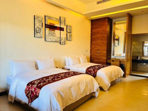 a hotel room with two beds in a room at Kenting Summerland Garden Resort in Eluan